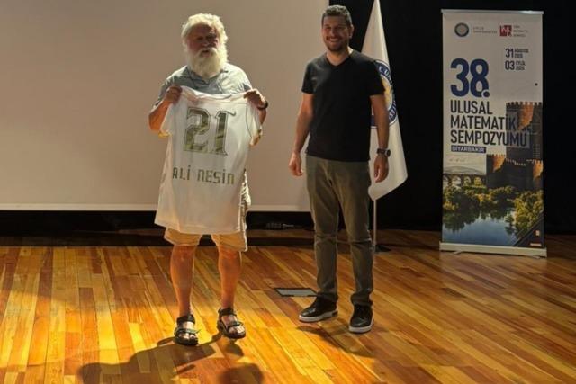 Ünlü İsim Sahnede Duygularını Paylaştı: 'Fenerbahçe'yi Bıraktım, Artık Amedspor'u Tutuyorum'