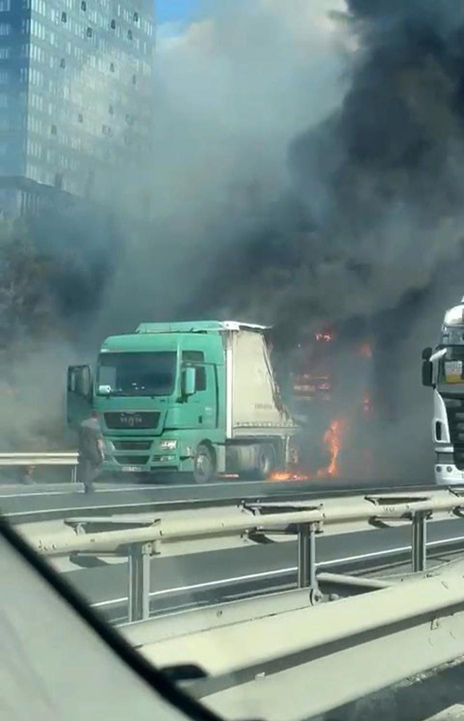 TEM Otoyolu'nda TIR Yangını Kontrol Altına Alındı ve Trafik Durumu Düzeliyor