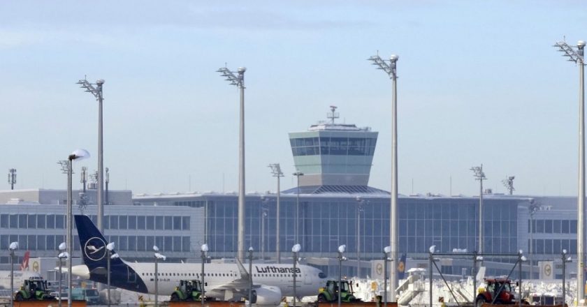 İklim aktivistleri Münih Havalimanı'nda kendilerini piste yapıştırdı, uçuşlar durduruldu