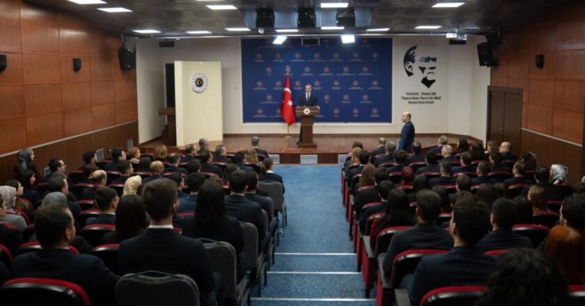 Bakan Fidan, Bakanlığın genç diplomatlarıyla buluştu