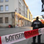 Stuttgart, Almanya'da kalabalığa dalmış bir araç