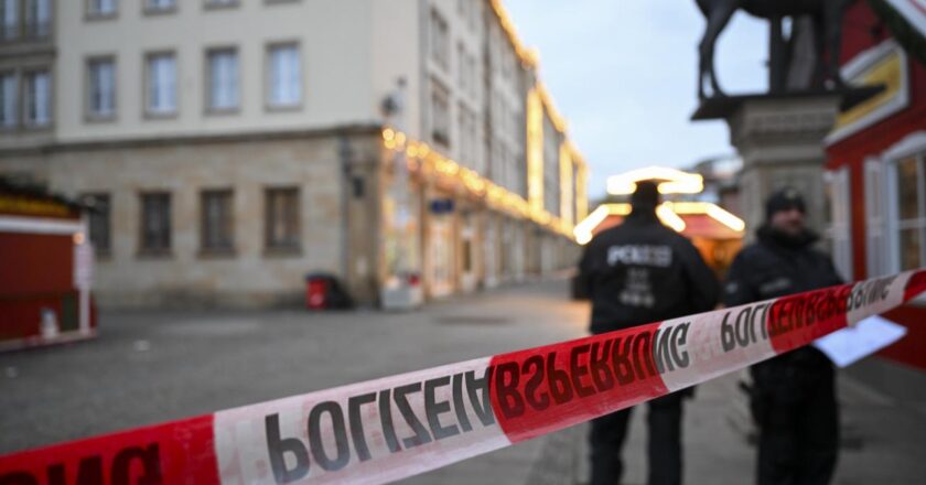 Stuttgart, Almanya'da kalabalığa dalmış bir araç