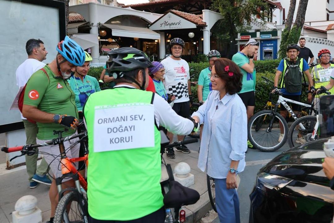 Bisikletçiler orman yangınlarına dikkat çekmek için pedallarını vurdu 3