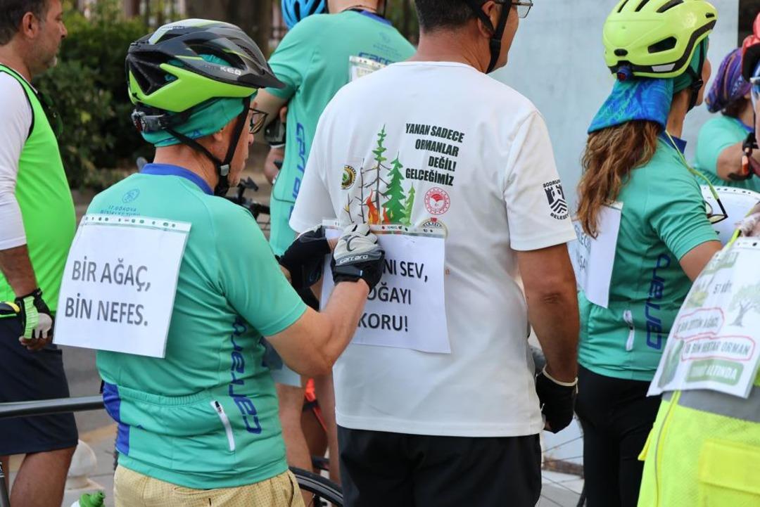 Bisikletçiler, orman ateşine dikkat çekmek için pedallarını çevirdi 2