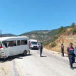 İşçi minibüsü ve hafif ticari araç çarpıştı: 14 yaralı