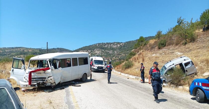 İşçi minibüsü ve hafif ticari araç çarpıştı: 14 yaralı