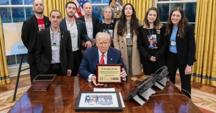 Trump, serbest bırakılan İsrailli mahkumlar ve aileleriyle Beyaz Saray'da buluştu