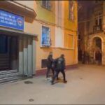 Kaldırımda uyuyanın telefonunu kapıp kaçtı