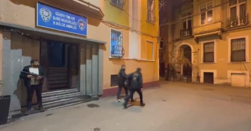 Kaldırımda uyuyanın telefonunu kapıp kaçtı