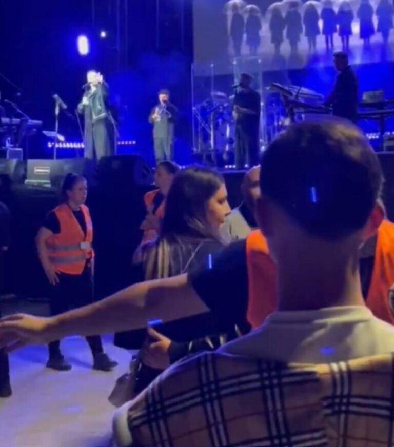 Oğuzhan Koç konseri yarıda kesti: “Kimin torpillisisin sen?”